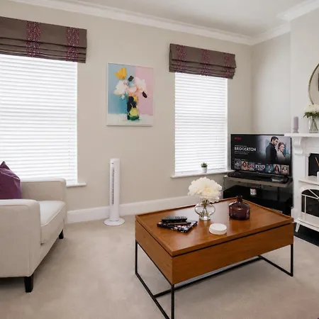 Lucy'S Lodge- Most Stylish Apartment On Vibrant Bishy Road With Free Parking-2